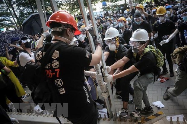 Hong Kong: Dung do giua canh sat chong bao loan va nguoi bieu tinh