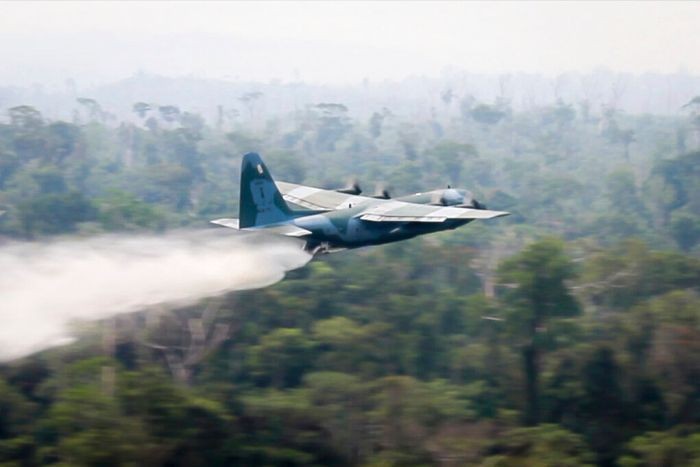 Can canh may bay C-130 cho 14.000 lit nuoc chua chay rung Amazon