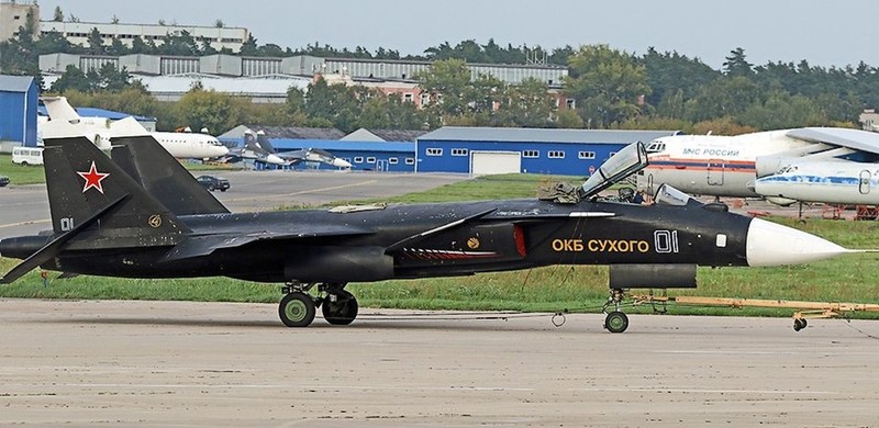 Su-47 canh nguoc cua Nga bat ngo 