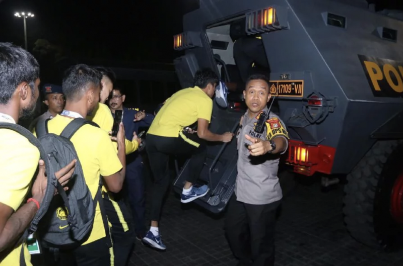 Bao loan VL World Cup: Cau thu Malaysia thoat than bang xe boc thep nao?