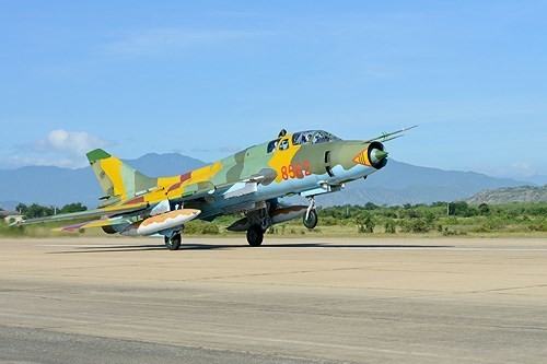 Anh hiem: Su-22M4 Viet Nam tuan tra phong khong voi ten lua R-60 AA-8 Aphid-Hinh-3