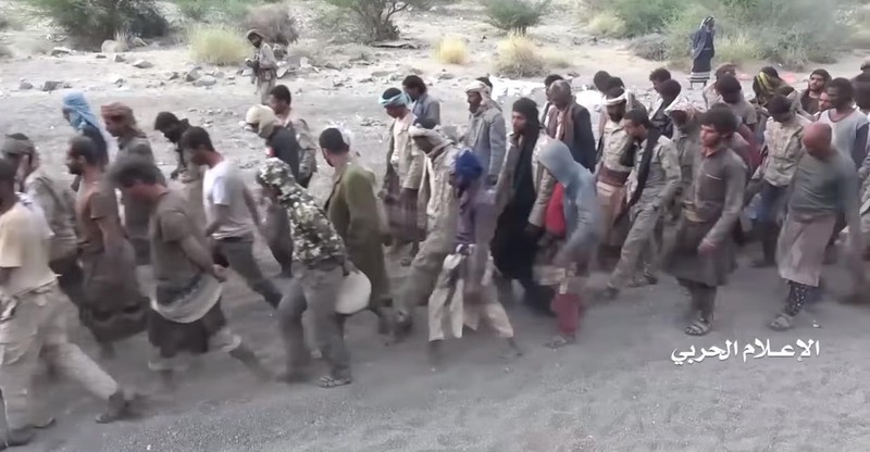 Phien quan Houthi phuc kich du doi, thiet giap LAV cua Saudi Arabia tan nat-Hinh-14