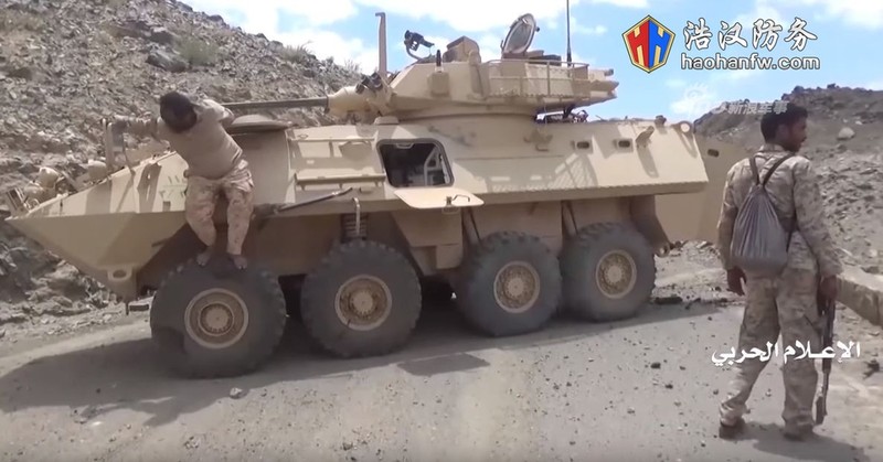 Phien quan Houthi phuc kich du doi, thiet giap LAV cua Saudi Arabia tan nat-Hinh-3