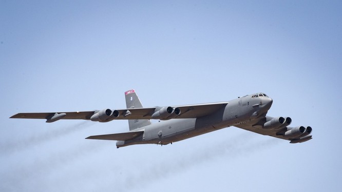 Phao dai bay B-52 My ap sat ban dao Crimea, Nga lo sot vo-Hinh-13
