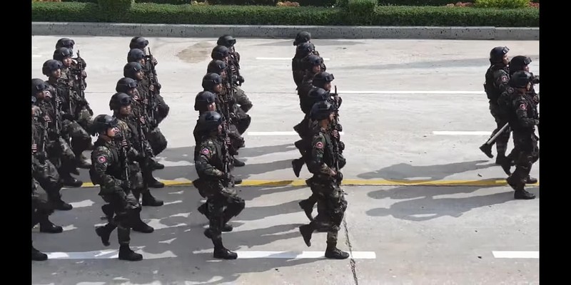 Lu doan tinh nhue nhat Campuchia duyet binh, trang bi toan 