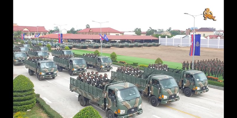 Lu doan tinh nhue nhat Campuchia duyet binh, trang bi toan 