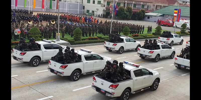 Lu doan tinh nhue nhat Campuchia duyet binh, trang bi toan 