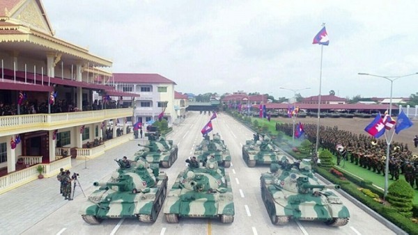 Lu doan tinh nhue nhat Campuchia duyet binh, trang bi toan 