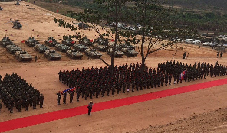 Lu doan tinh nhue nhat Campuchia duyet binh, trang bi toan 