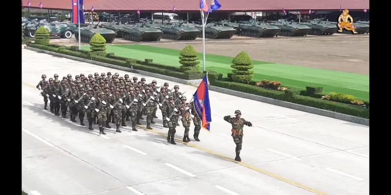 Lu doan tinh nhue nhat Campuchia duyet binh, trang bi toan 