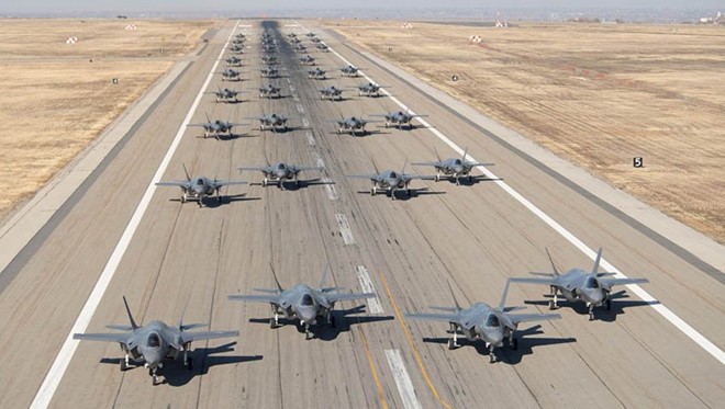 F-35 “chay hang”, nha thau Lockheed Martin “boi thu” 140 ty USD