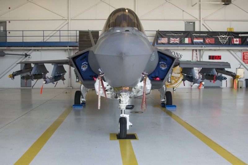 F-35 mang nhieu vu khi an dut Su-35, Su-57 Nga khi tro thanh 