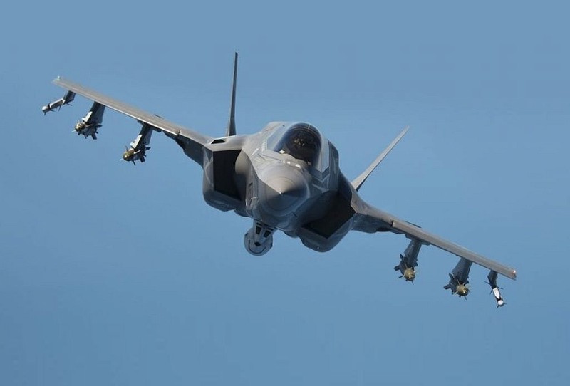 F-35 mang nhieu vu khi an dut Su-35, Su-57 Nga khi tro thanh 