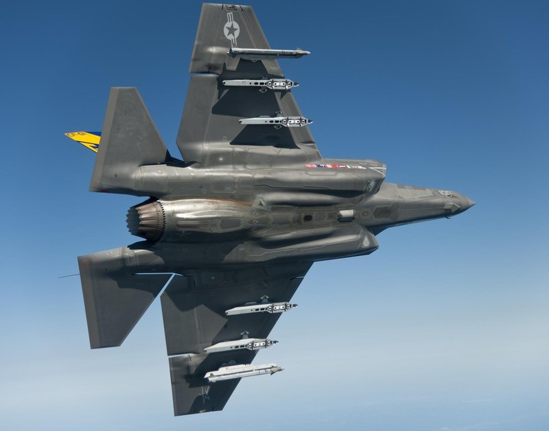 F-35 mang nhieu vu khi an dut Su-35, Su-57 Nga khi tro thanh 