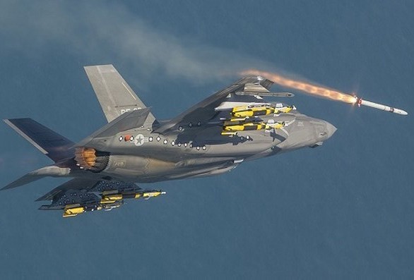 F-35 mang nhieu vu khi an dut Su-35, Su-57 Nga khi tro thanh 