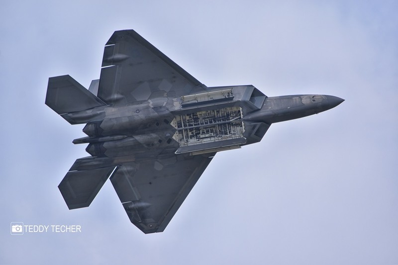 F-22 cua My khoe khoang chua cuc 