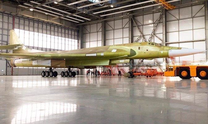 Thien Nga Trang Tu-160M2 dau tien cua Nga ra lo, NATO “het hon”