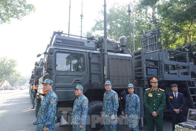 Sieu tang T-90, ten lua S-125, tau Yet Kieu... bat ngo xuat hien giua long Ha Noi-Hinh-4