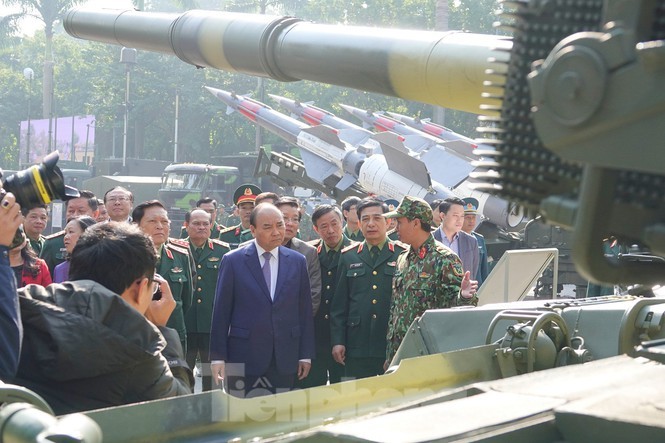 Sieu tang T-90, ten lua S-125, tau Yet Kieu... bat ngo xuat hien giua long Ha Noi-Hinh-9