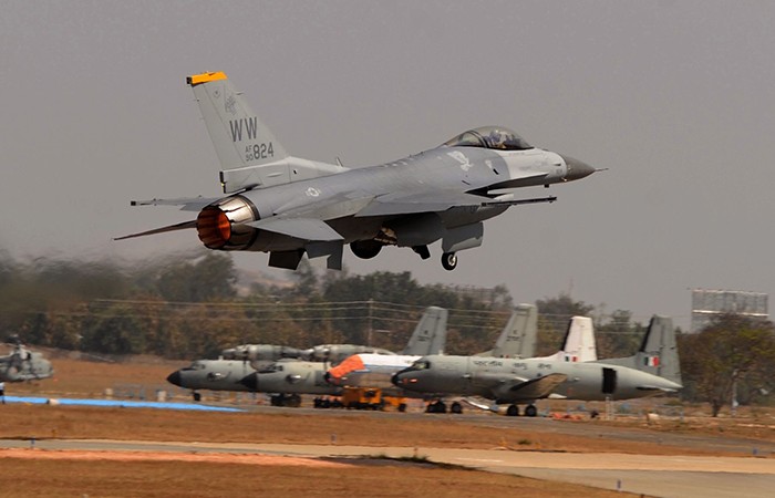 Choang: Tiem kich F-16 My phong sat dat cuc nhanh, 