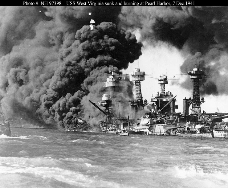 Tho lan hai quan My dung trang phuc cuc di de di vao tau USS Arizona-Hinh-10