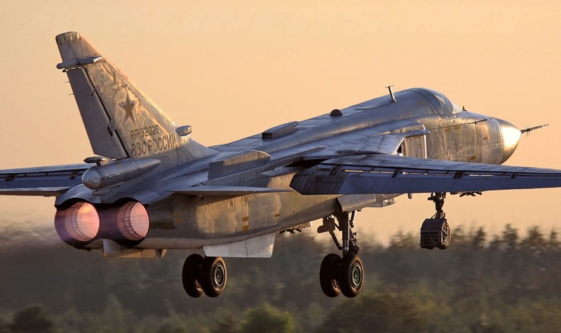 Tiem kich Su-24 cua Nga bo nhao xuong, khu truc ham My 
