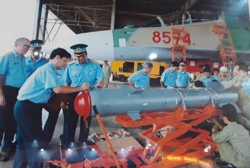 Can canh bom thong minh tung duoc Viet Nam su dung tren tiem kich Su-30