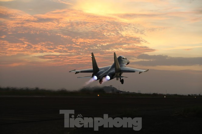 “Ho Mang Chua” Su-30MK2 cung thien binh canh giu bau troi To quoc tung canh dau nam-Hinh-13