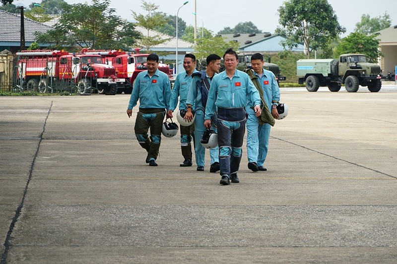 “Ho Mang Chua” Su-30MK2 cung thien binh canh giu bau troi To quoc tung canh dau nam