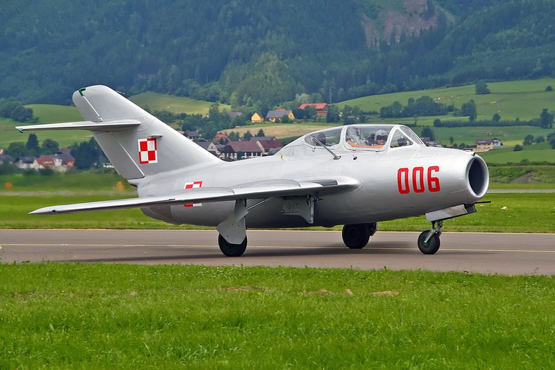 MiG-15: May bay 