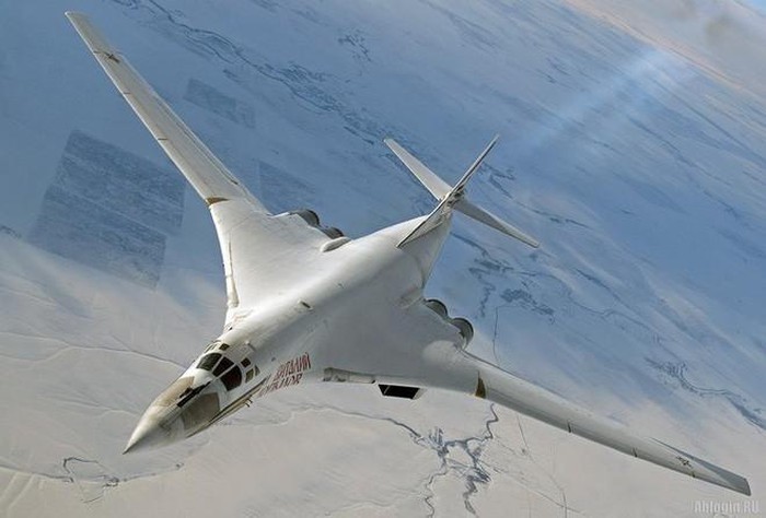 Tu-160 cua Nga nhan nang cap khung, tuong thich them voi ten lua Kh-47M2 Kinzhal-Hinh-2