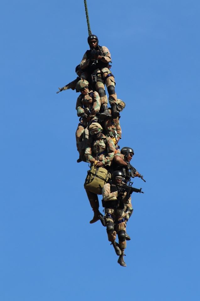 Nam Phi tung binh luc tap tran ram ro chuan bi mung ngay quan doi-Hinh-16