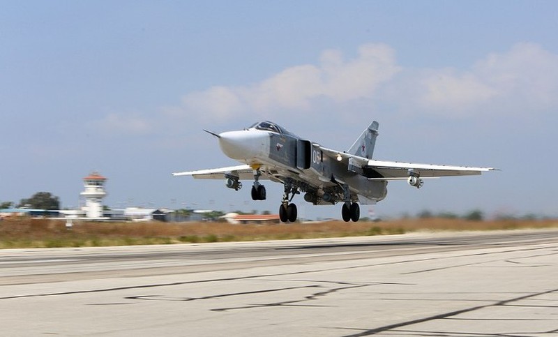 Khong quan Nga cho Su-24 nem bom thang dau phien quan, yem tro linh Assad-Hinh-18
