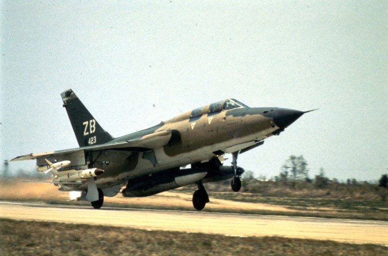 Hinh anh F-105 bi ban nat duoi van bay duoc trong chien tranh Viet Nam-Hinh-10