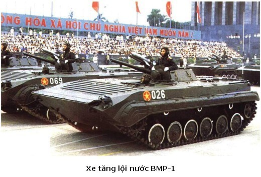 Lan cuoi xe tang va ten lua Viet Nam duoc keo qua Quang truong Ba Dinh-Hinh-9