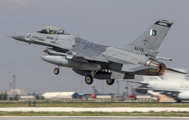 F-16 Pakistan roi: Tai sao quoc gia than Trung Quoc lai so huu may bay My?