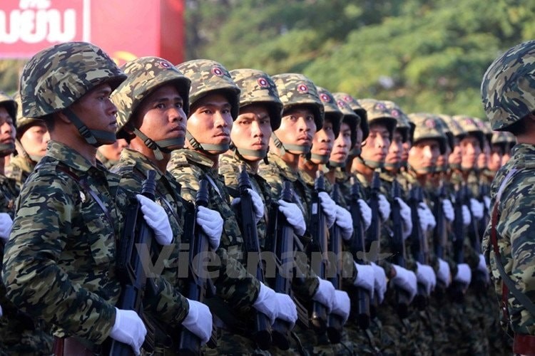 Quan doi Lao su dung sung QBZ-97 ban dan su do Trung Quoc san xuat