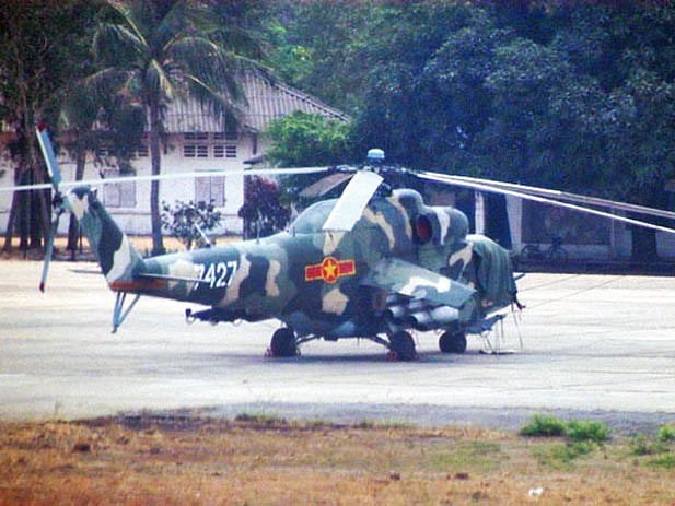 Hinh anh truc thang Mi-24A Viet Nam dung manh tien cong tren chien truong K-Hinh-2