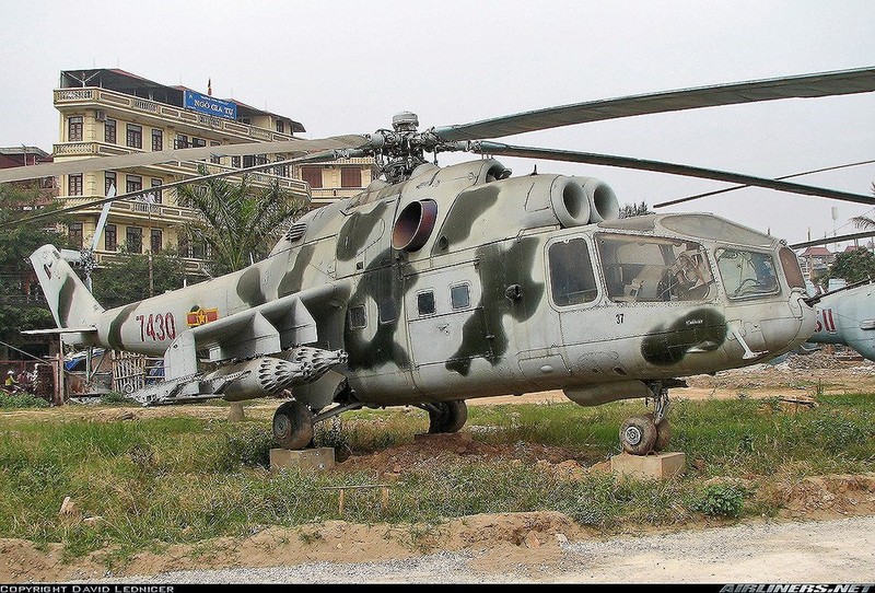 Hinh anh truc thang Mi-24A Viet Nam dung manh tien cong tren chien truong K-Hinh-7