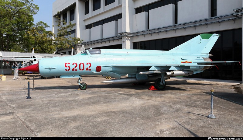 Tiem kich MiG-21MF cua Khong quan Viet Nam kieu hanh tren dat Thai Lan-Hinh-9