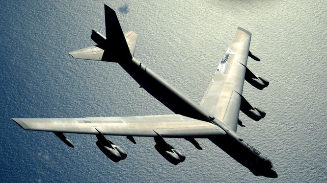 Ben trong khoang lai cua B-52: Oanh tac co gan 70 tuoi da lot xac?