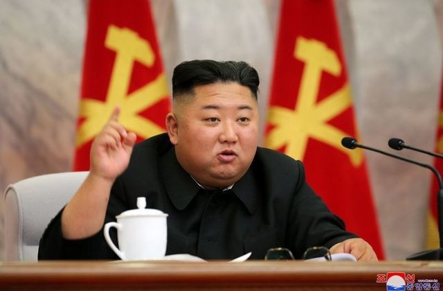 Ong Kim Jong Un bat ngo tai xuat, ky 7 lenh ve quan su