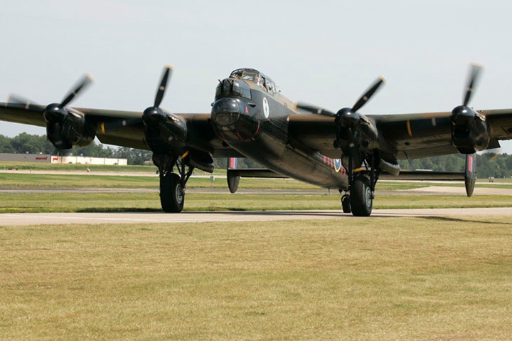 Su dang so cua may bay nem bom Avro Lancaster Mk. X-Hinh-11