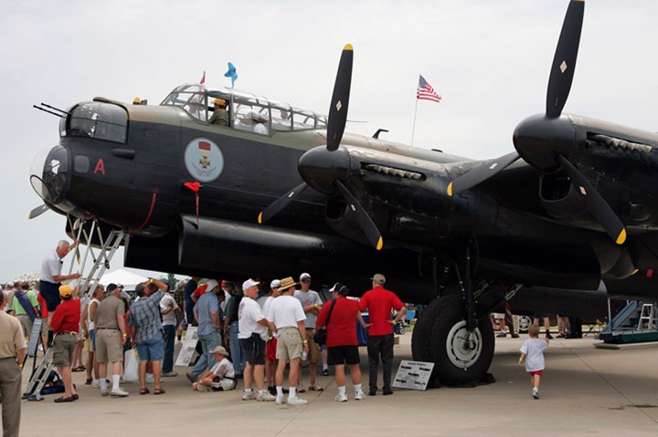 Su dang so cua may bay nem bom Avro Lancaster Mk. X-Hinh-12