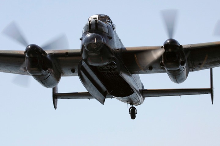 Su dang so cua may bay nem bom Avro Lancaster Mk. X-Hinh-3