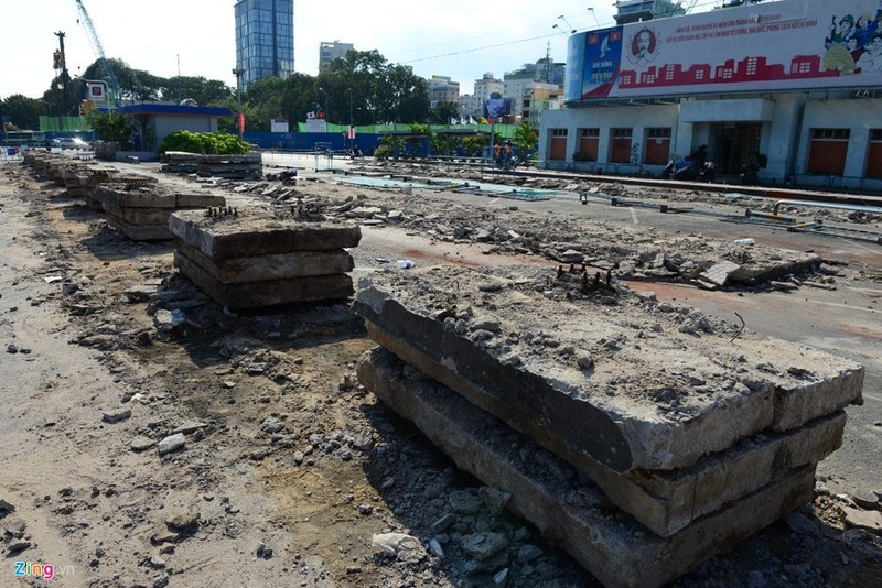 Gap rut pha do tram xe buyt Ben Thanh de thi cong metro-Hinh-4