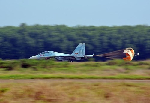 Man nhan Su-30MK2, Su-22M4 Viet Nam ban rocket, nem bom du doi-Hinh-19