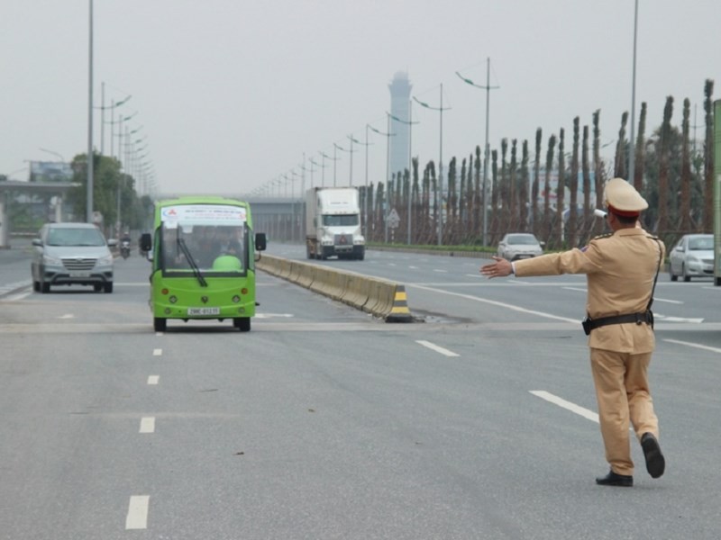 CSGT cap huyen co duoc tu y ra quoc lo xu phat?