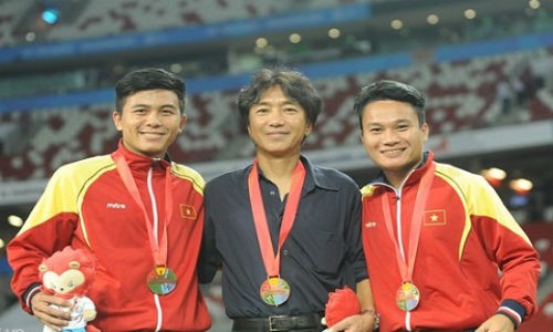 Thay tro Miura nhan 100 trieu tien thuong SEA Games muon man