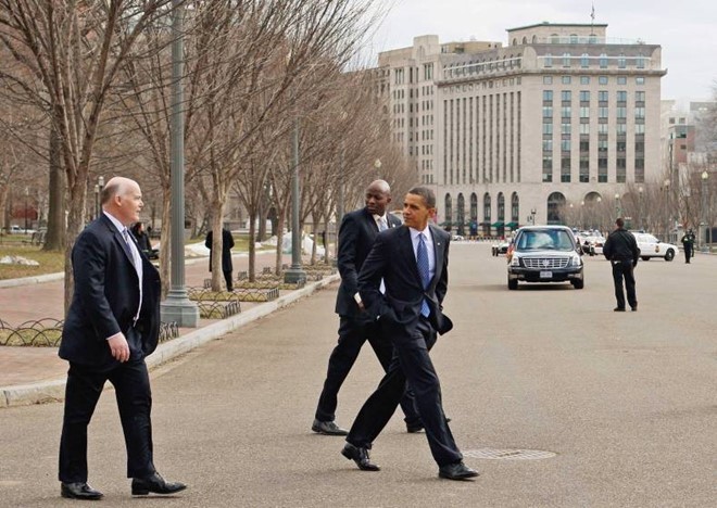 Nguoi 'nhu hinh voi bong' bao ve Tong thong Obama